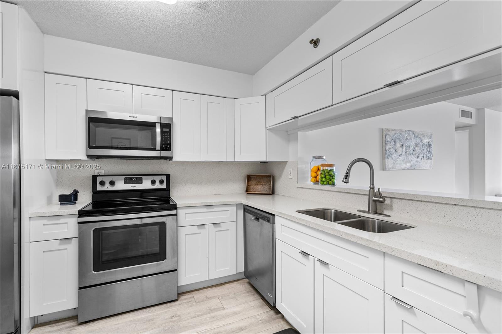 5757 Collins Ave # 1602