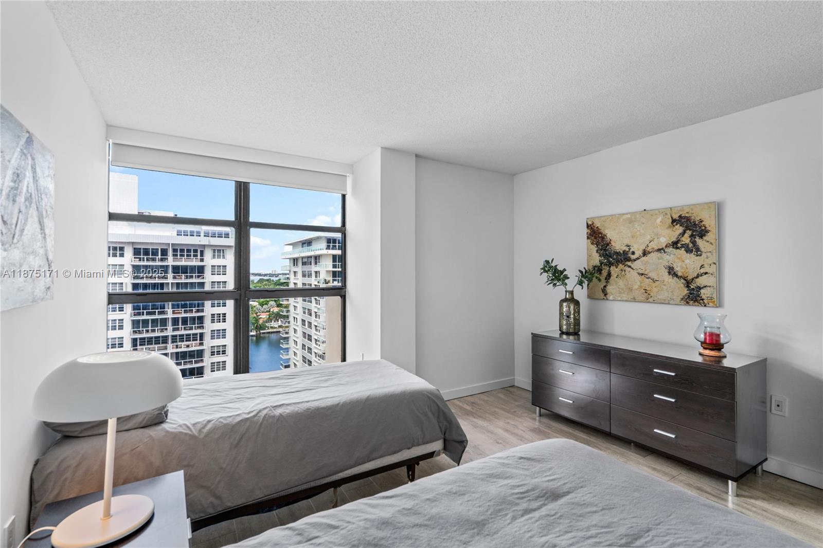 5757 Collins Ave # 1602