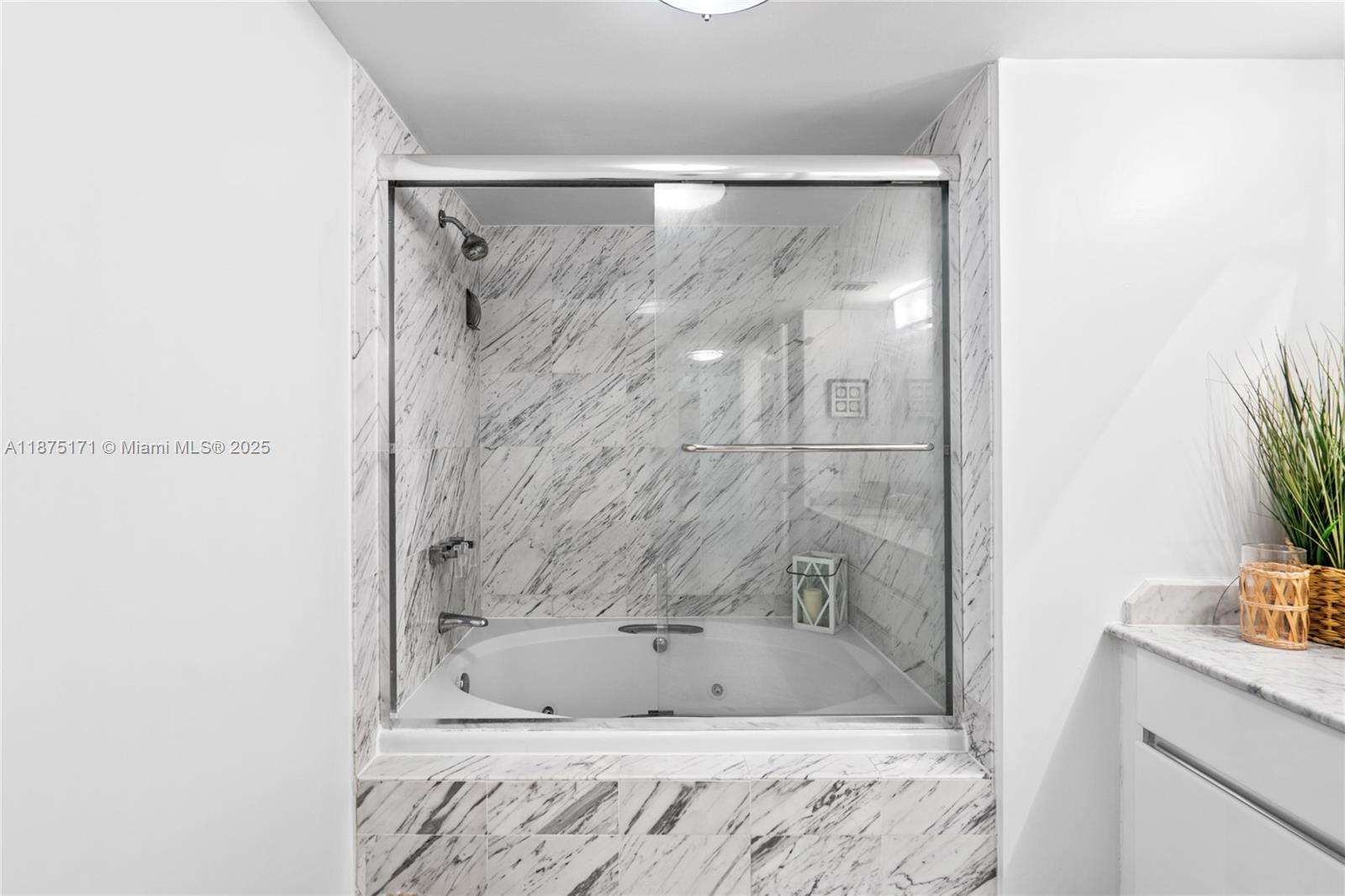 5757 Collins Ave # 1602