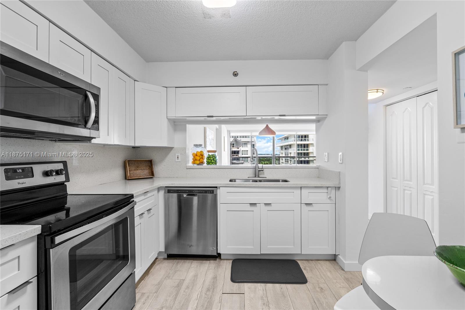 5757 Collins Ave # 1602