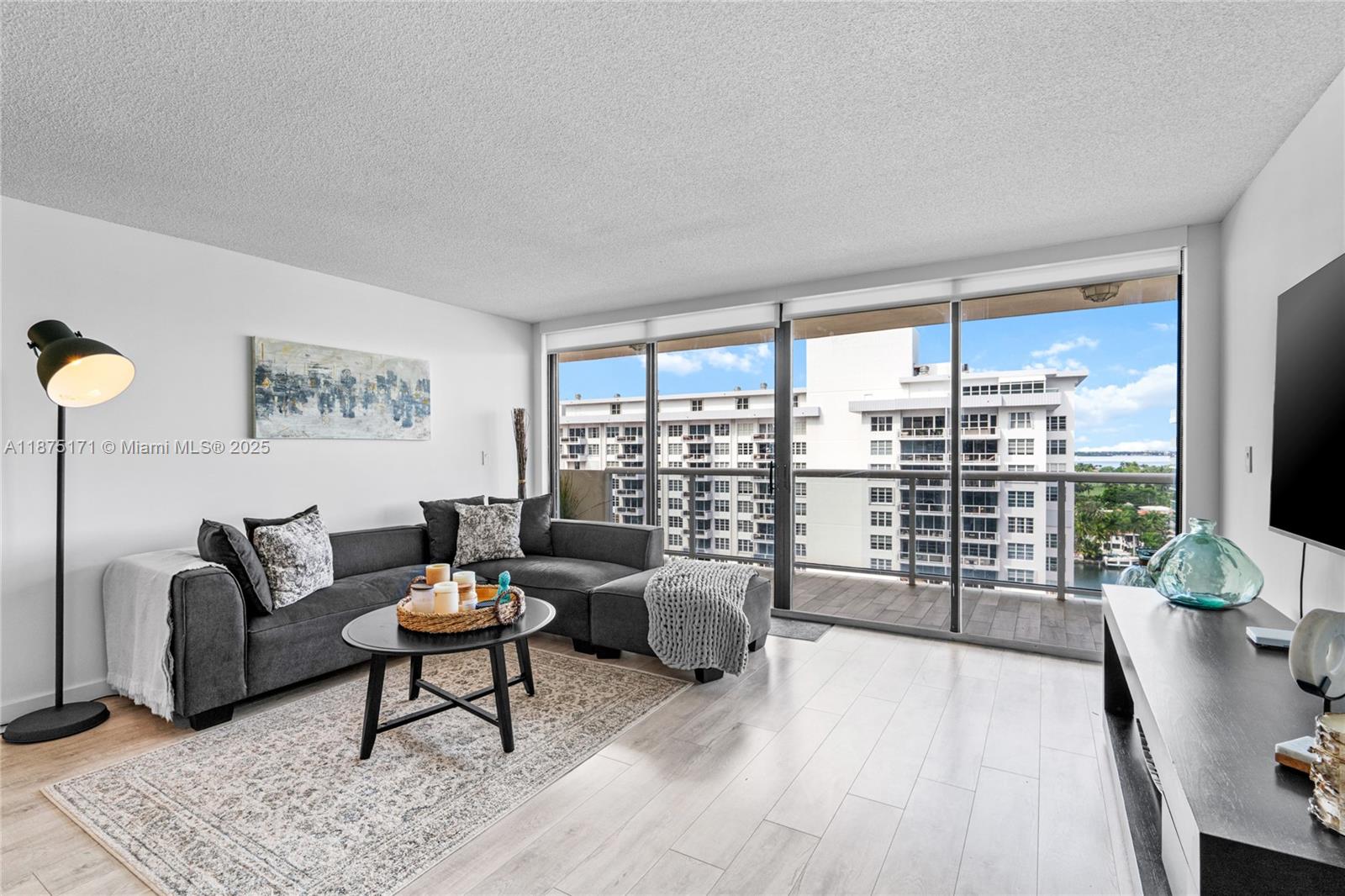 5757 Collins Ave # 1602