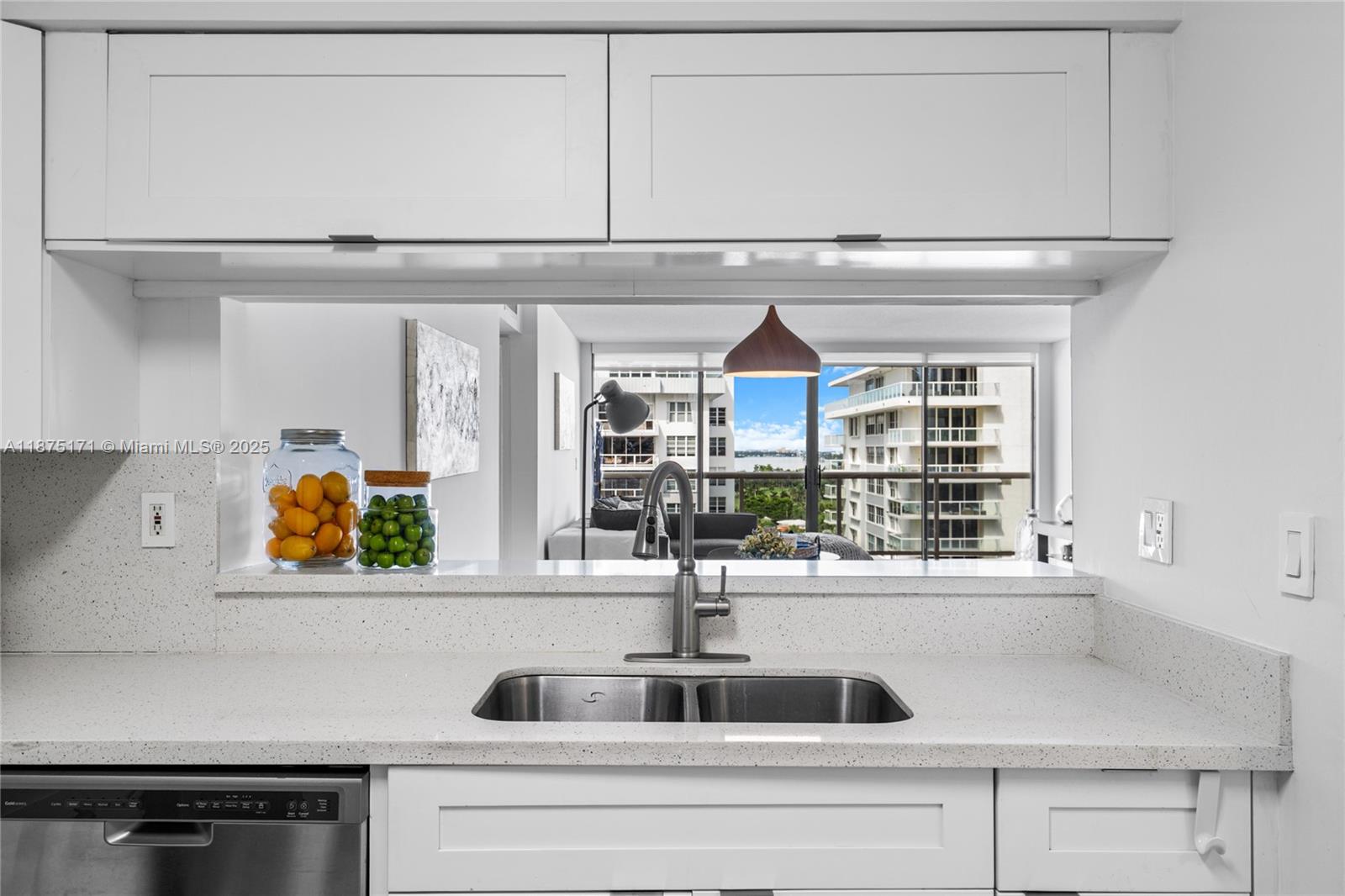 5757 Collins Ave # 1602