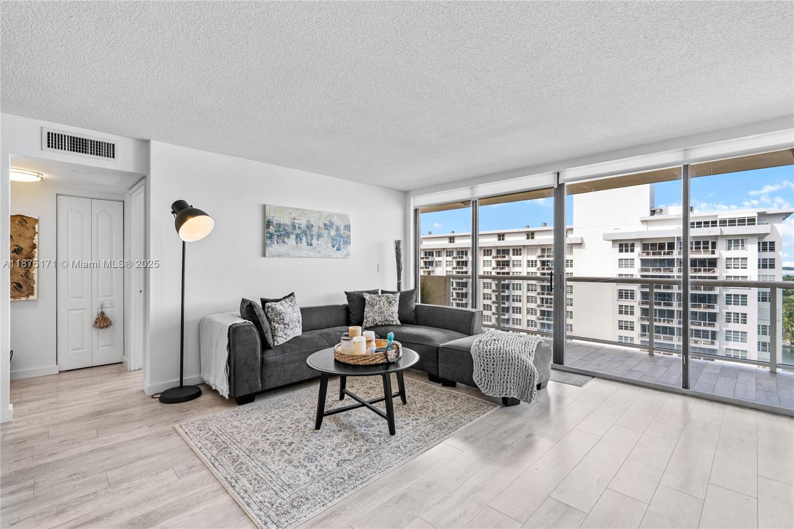 5757 Collins Ave # 1602
