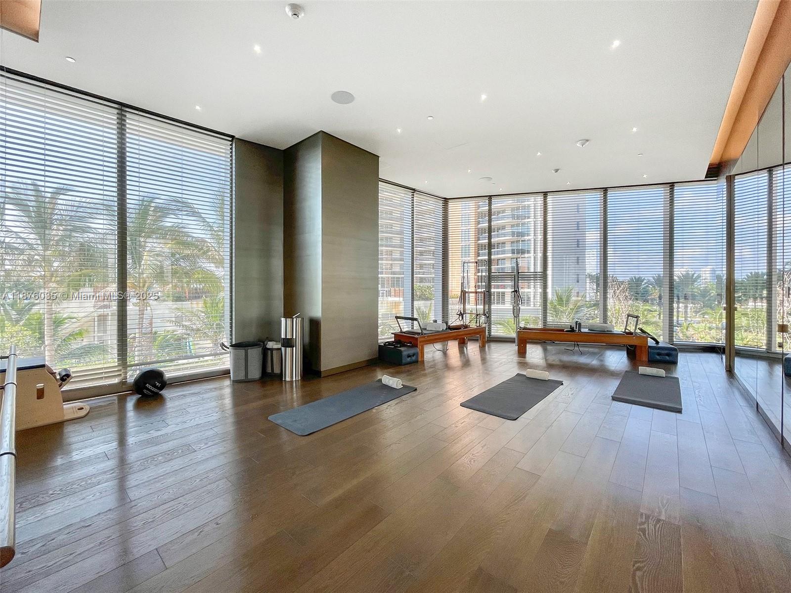 18975 Collins Ave # 3404