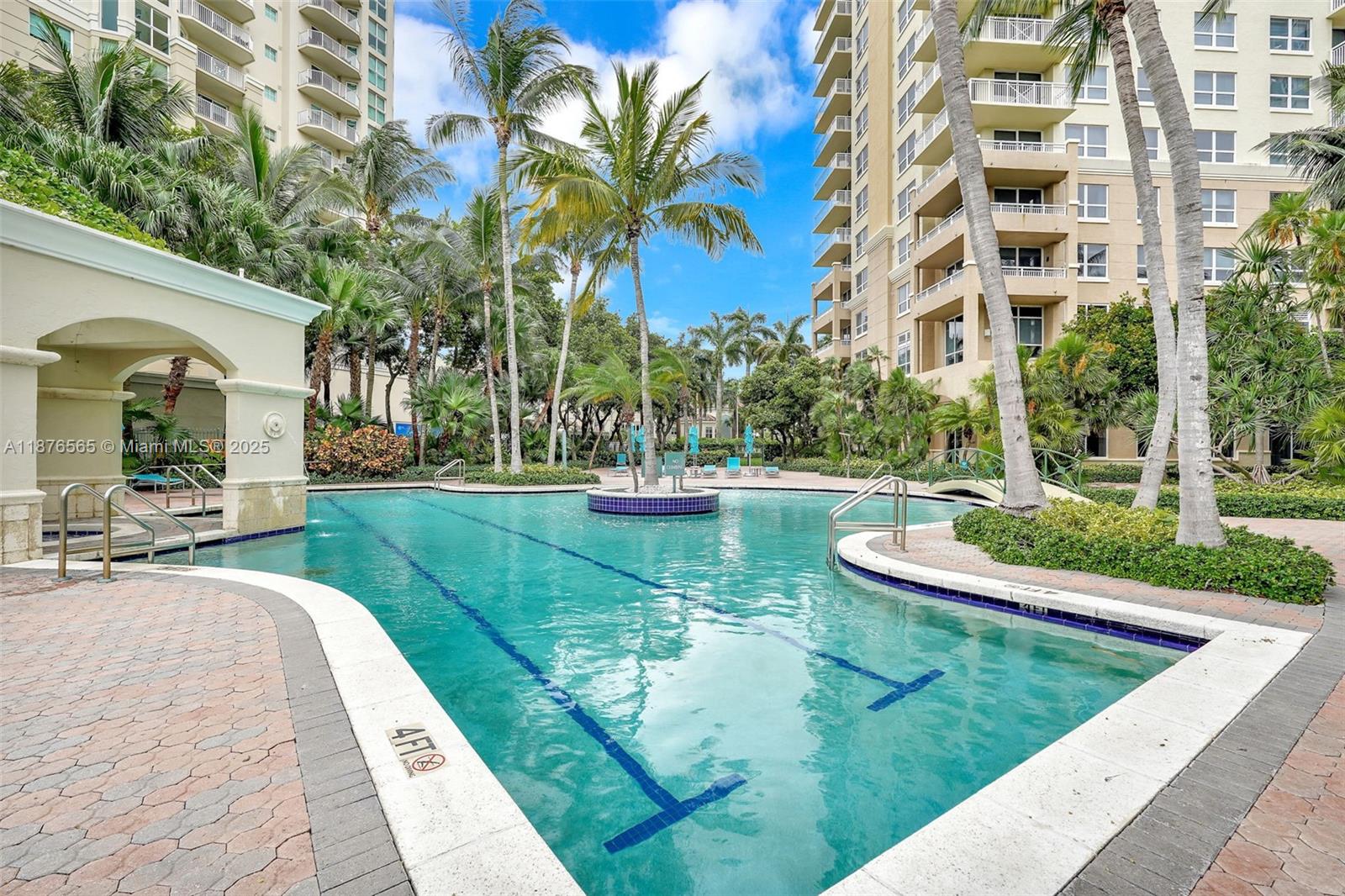 19501 W Country Club Dr # 207
