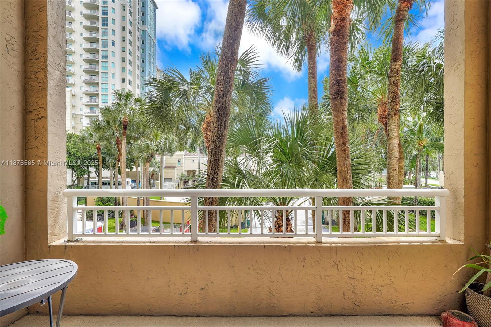 19501 W Country Club Dr # 207