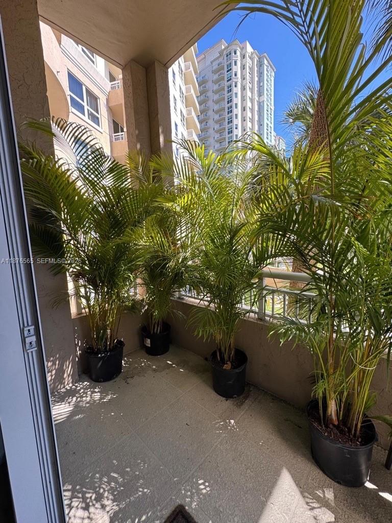 19501 W Country Club Dr # 207