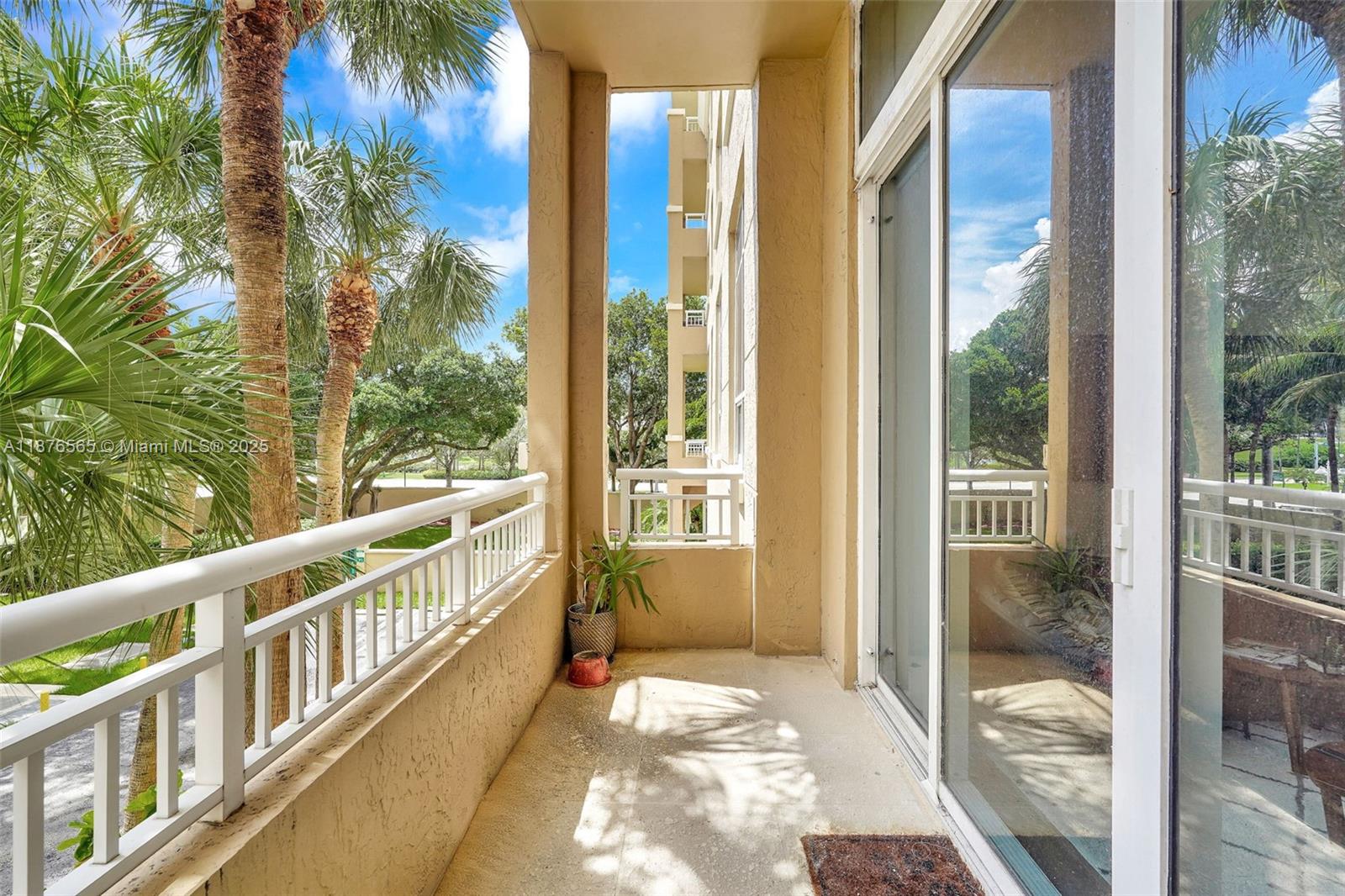 19501 W Country Club Dr # 207