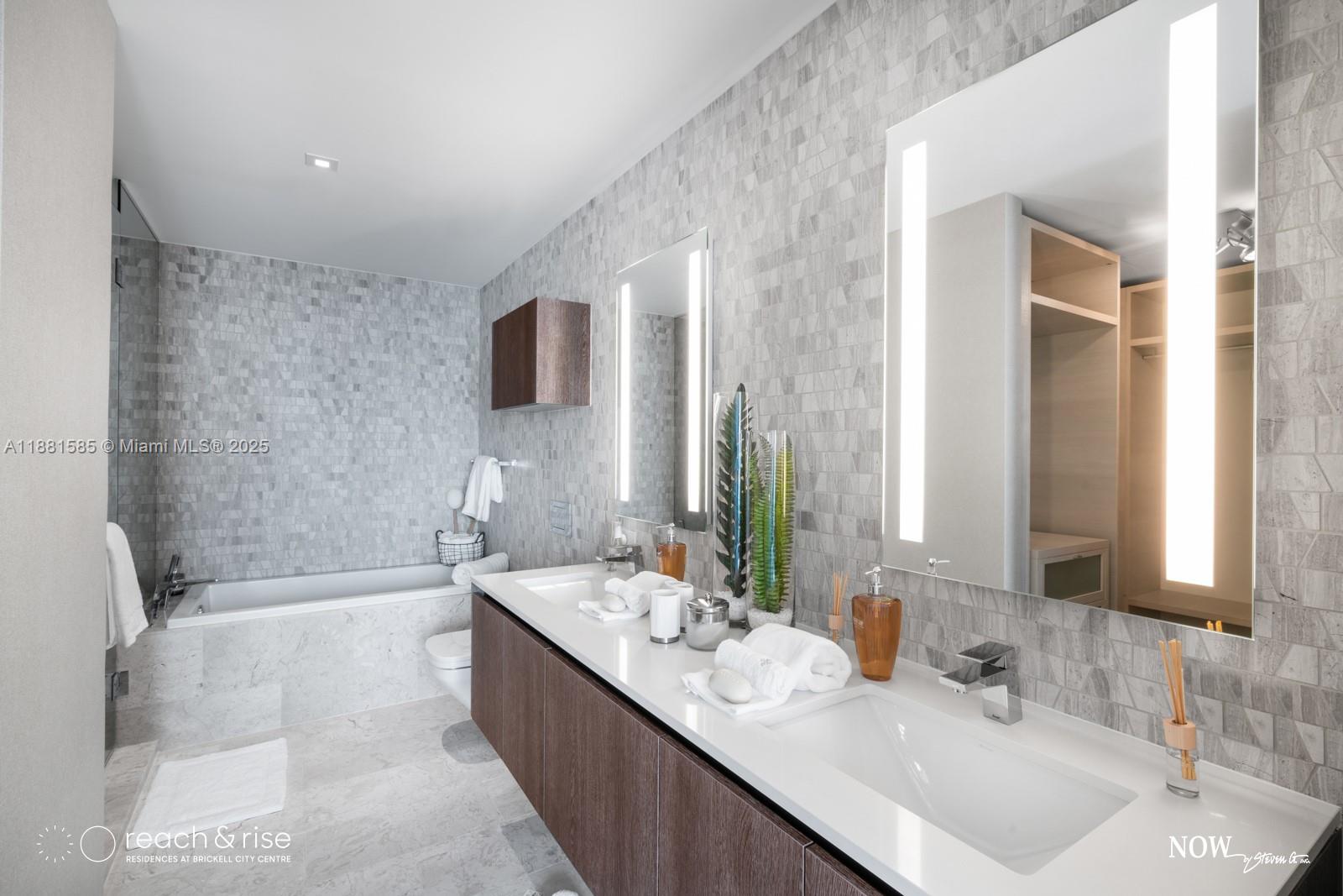 88 SW 7th St # 2406, Miami Unit: 2406