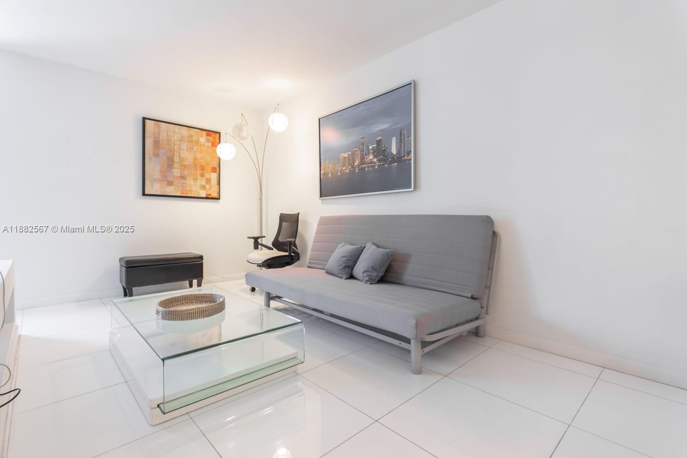 2301 Collins Ave # 1023