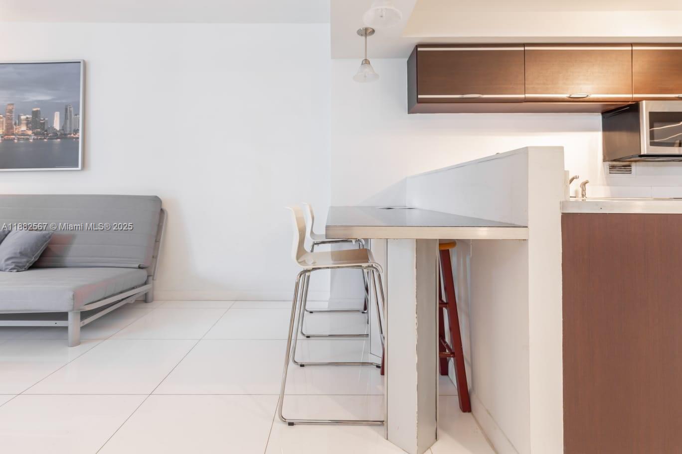 2301 Collins Ave # 1023