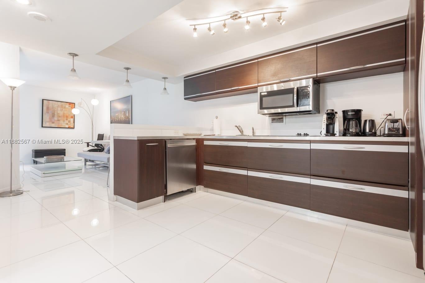 2301 Collins Ave # 1023