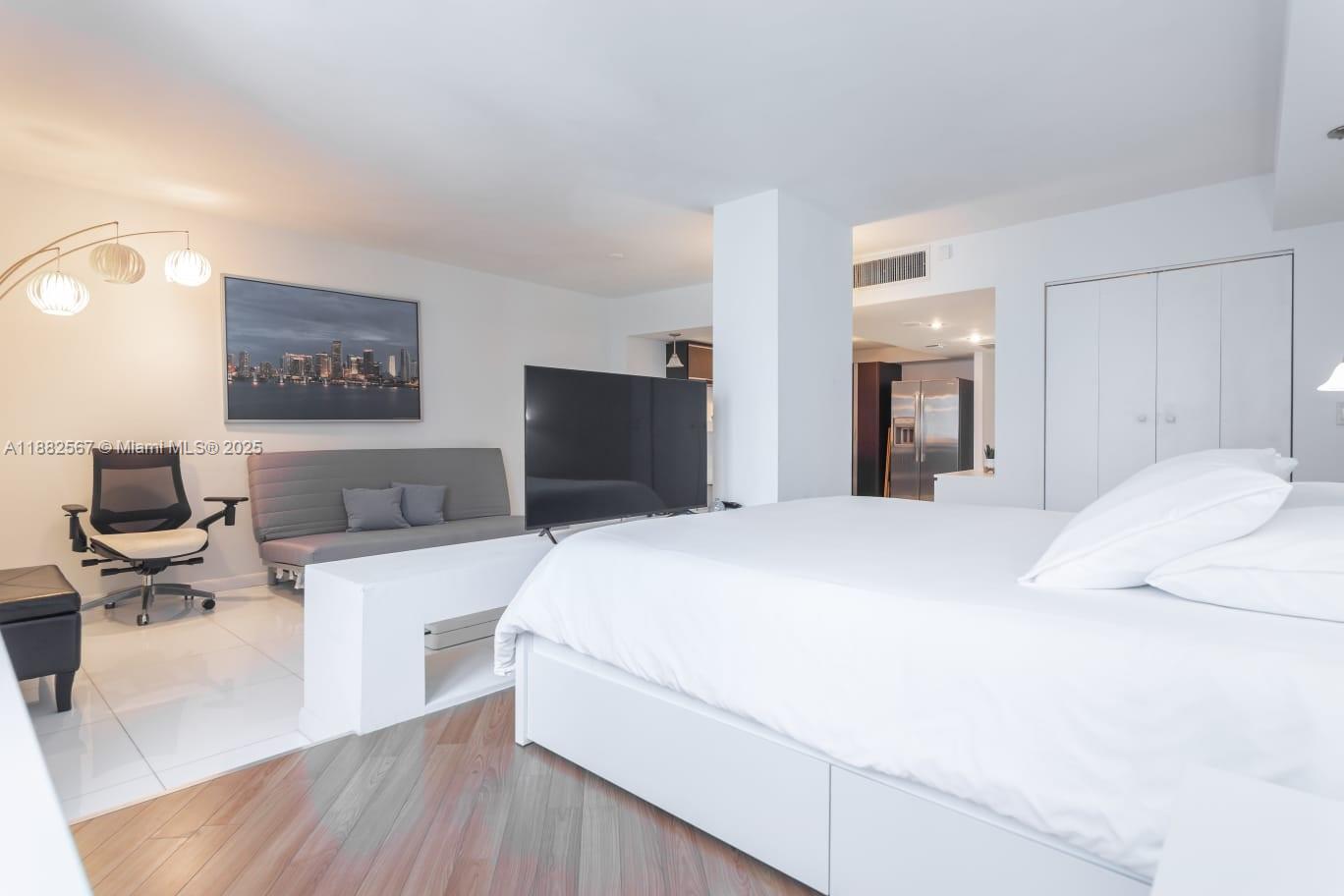 2301 Collins Ave # 1023