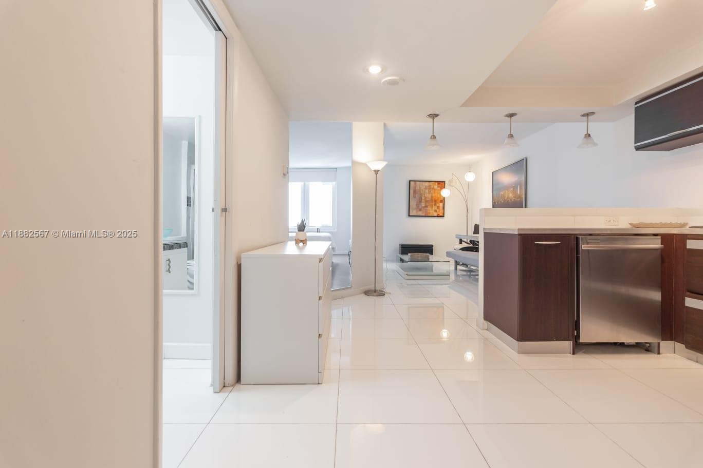 2301 Collins Ave # 1023