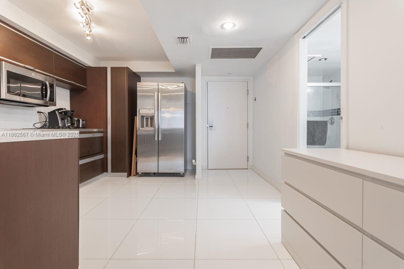 2301 Collins Ave # 1023