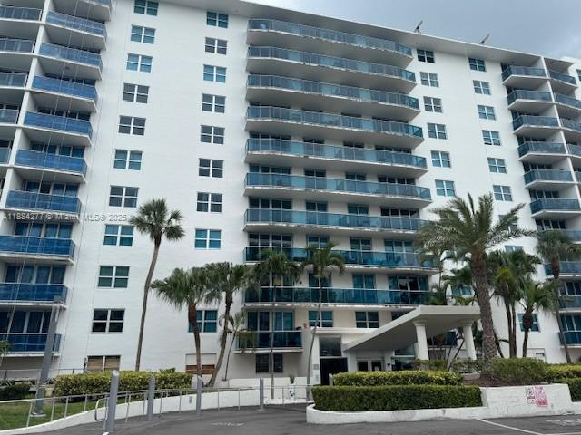 7501 E Treasure Dr # 6R