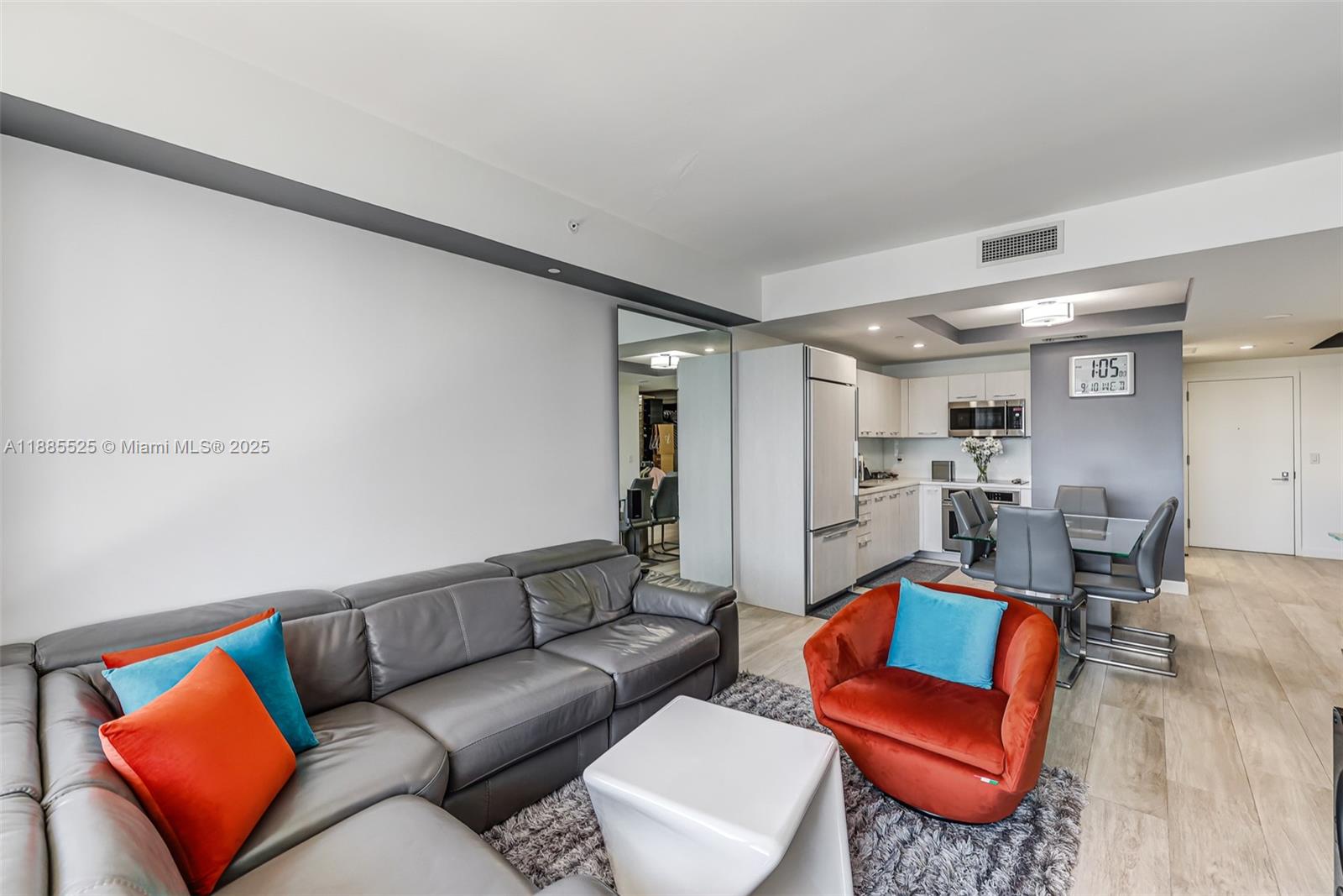 45 SW 9th St # 3905