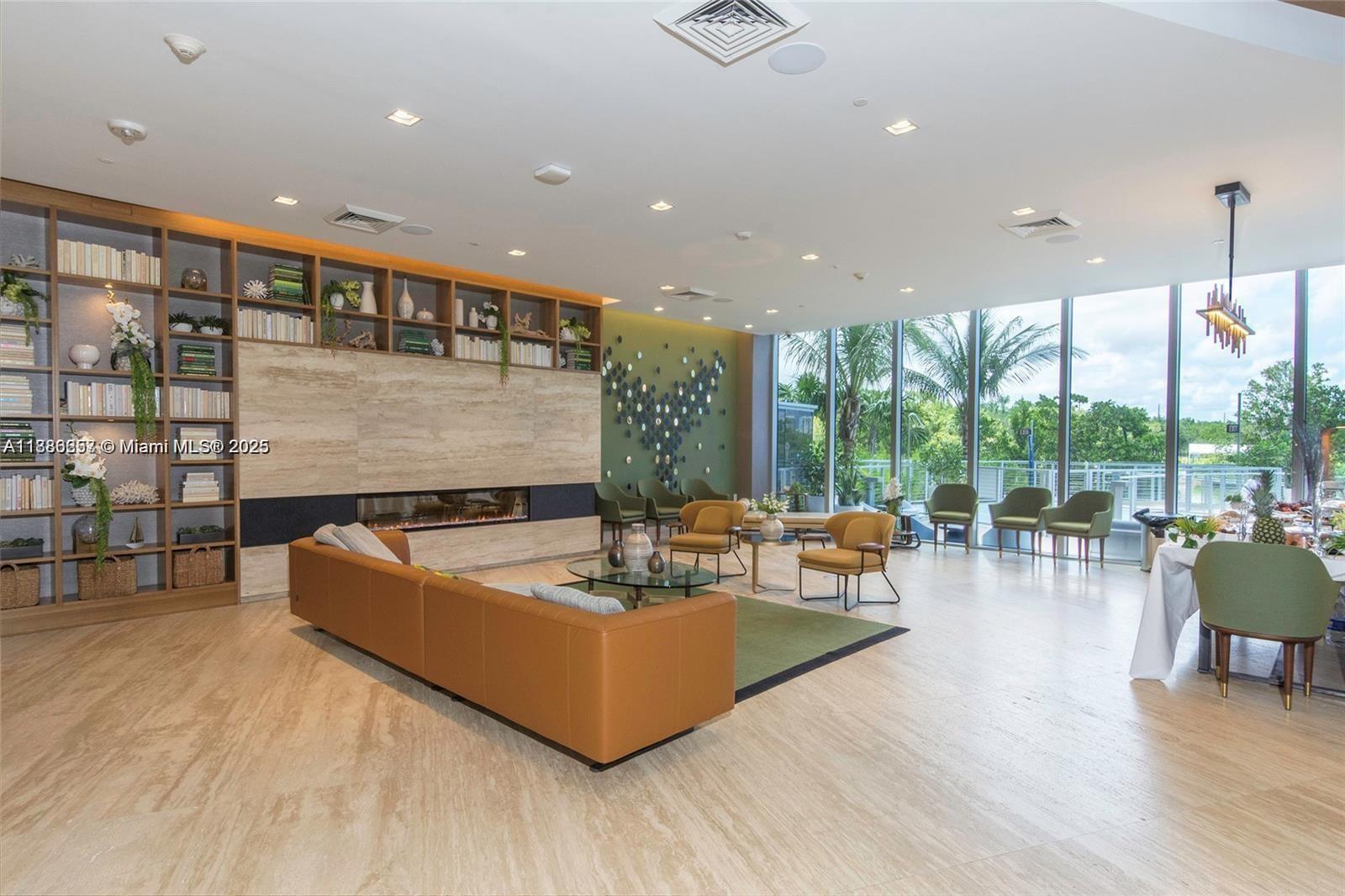 16385 Biscayne Blvd # 904