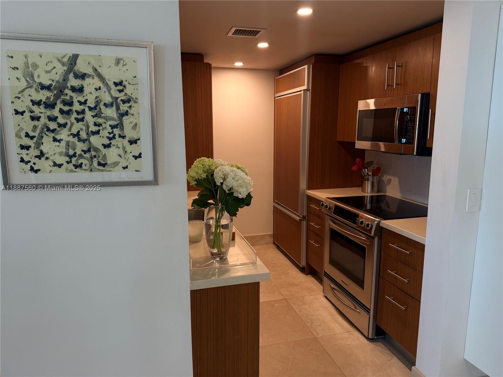 10275 Collins Ave # 533