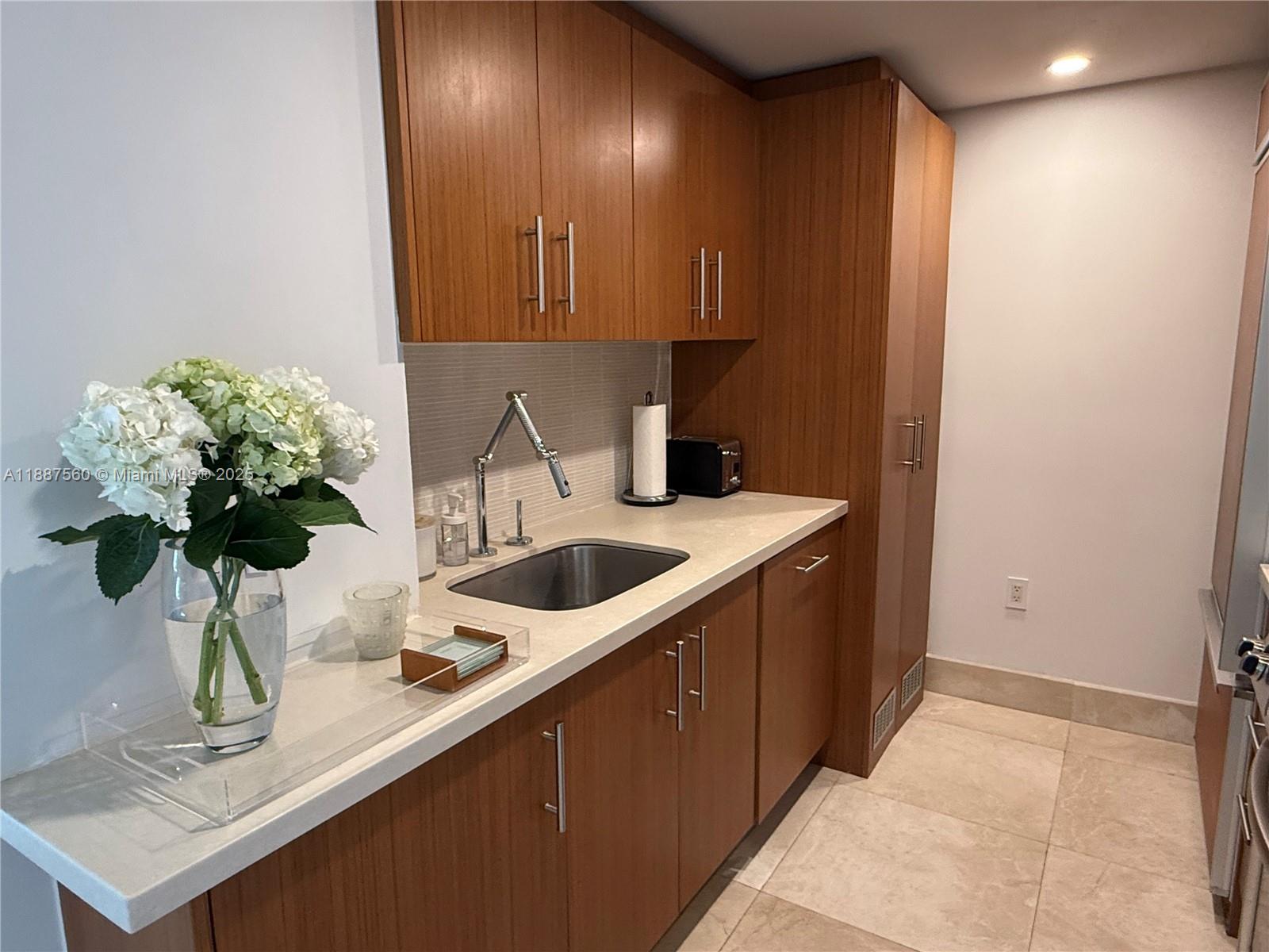 10275 Collins Ave # 533