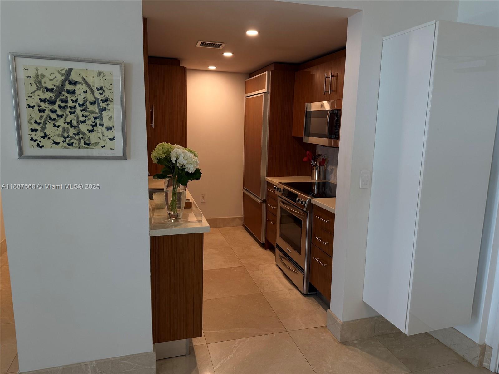 10275 Collins Ave # 533