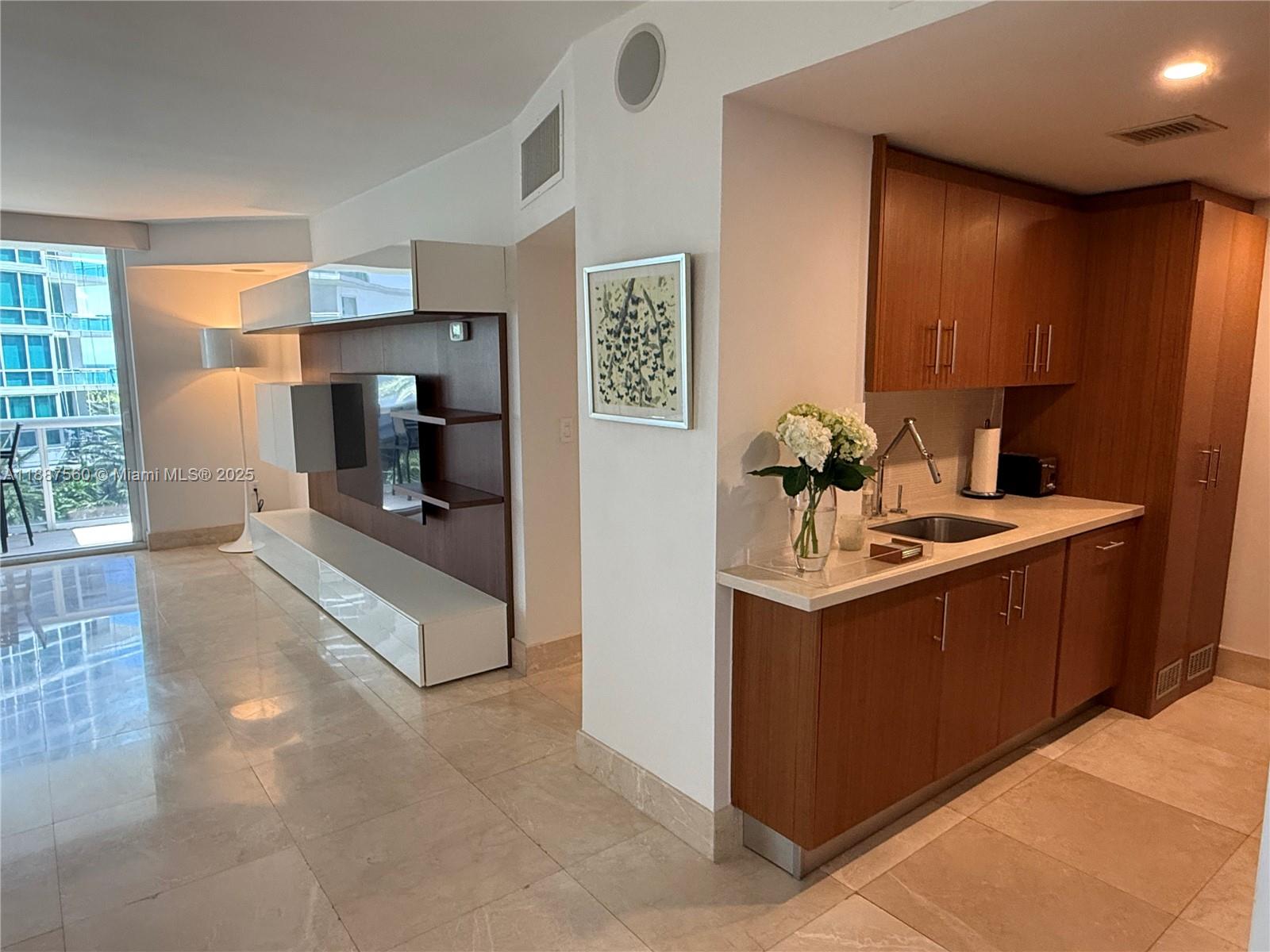 10275 Collins Ave # 533