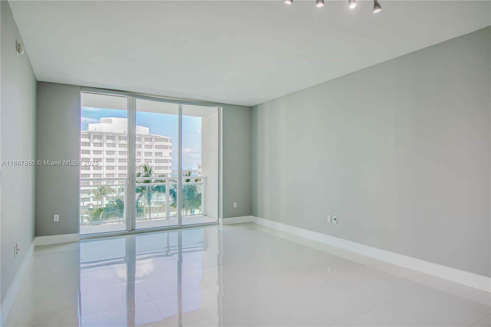 951 Brickell Ave # 1402