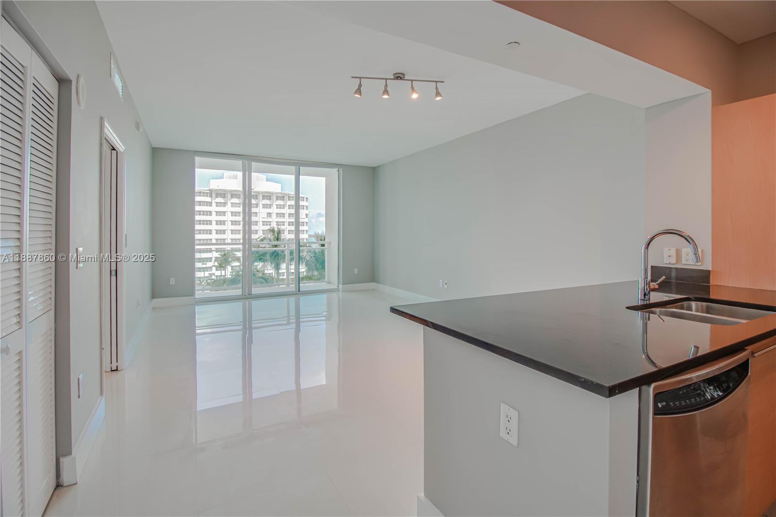 951 Brickell Ave # 1402