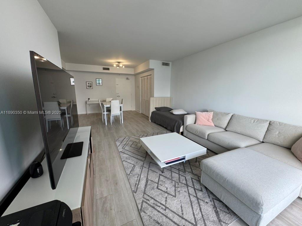 7501 E Treasure Dr # 7L