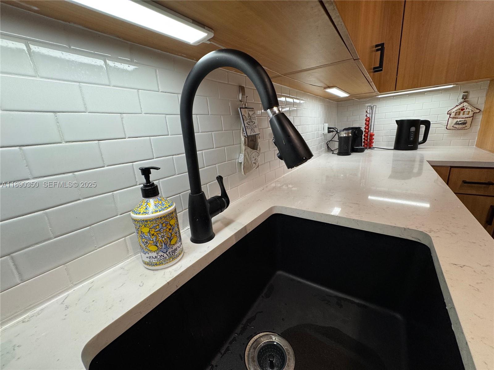 7501 E Treasure Dr # 7L