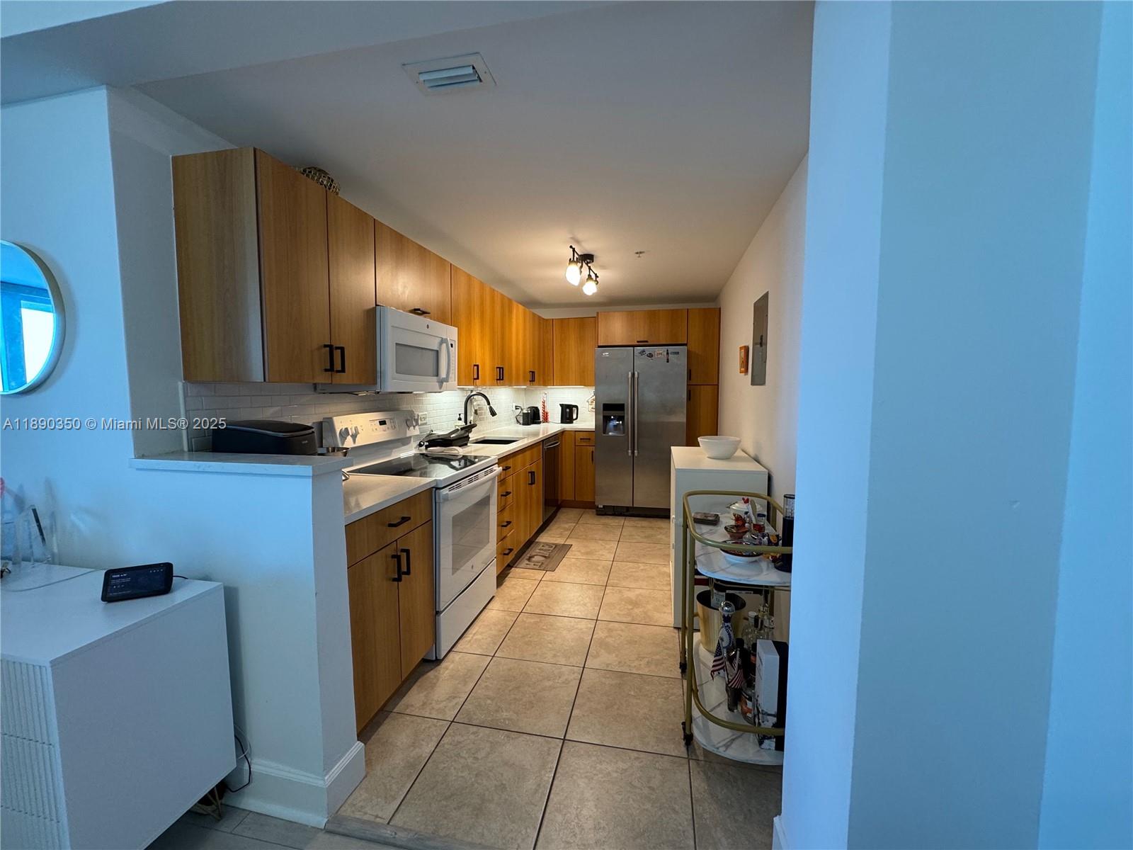 7501 E Treasure Dr # 7L