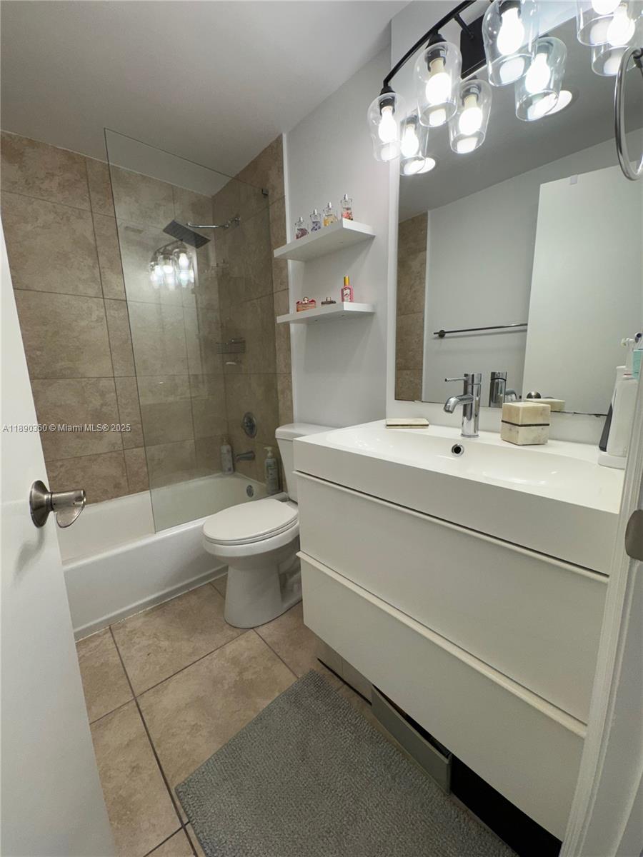 7501 E Treasure Dr # 7L