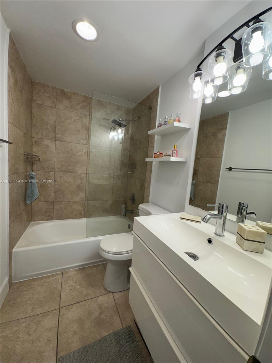 7501 E Treasure Dr # 7L