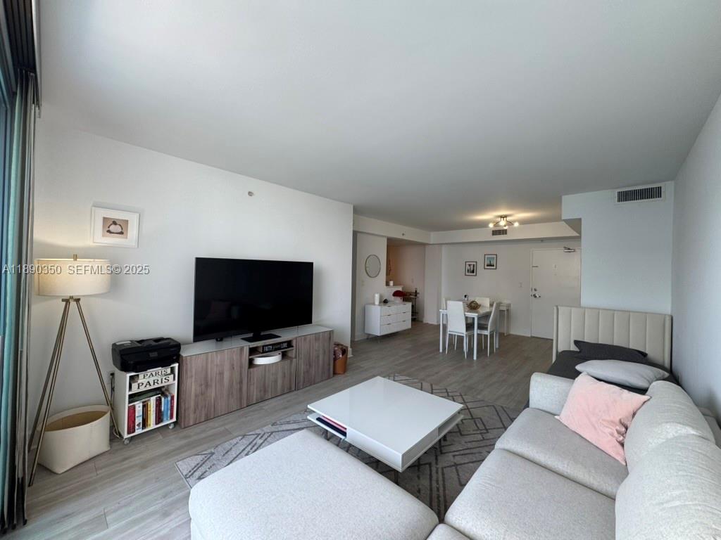 7501 E Treasure Dr # 7L