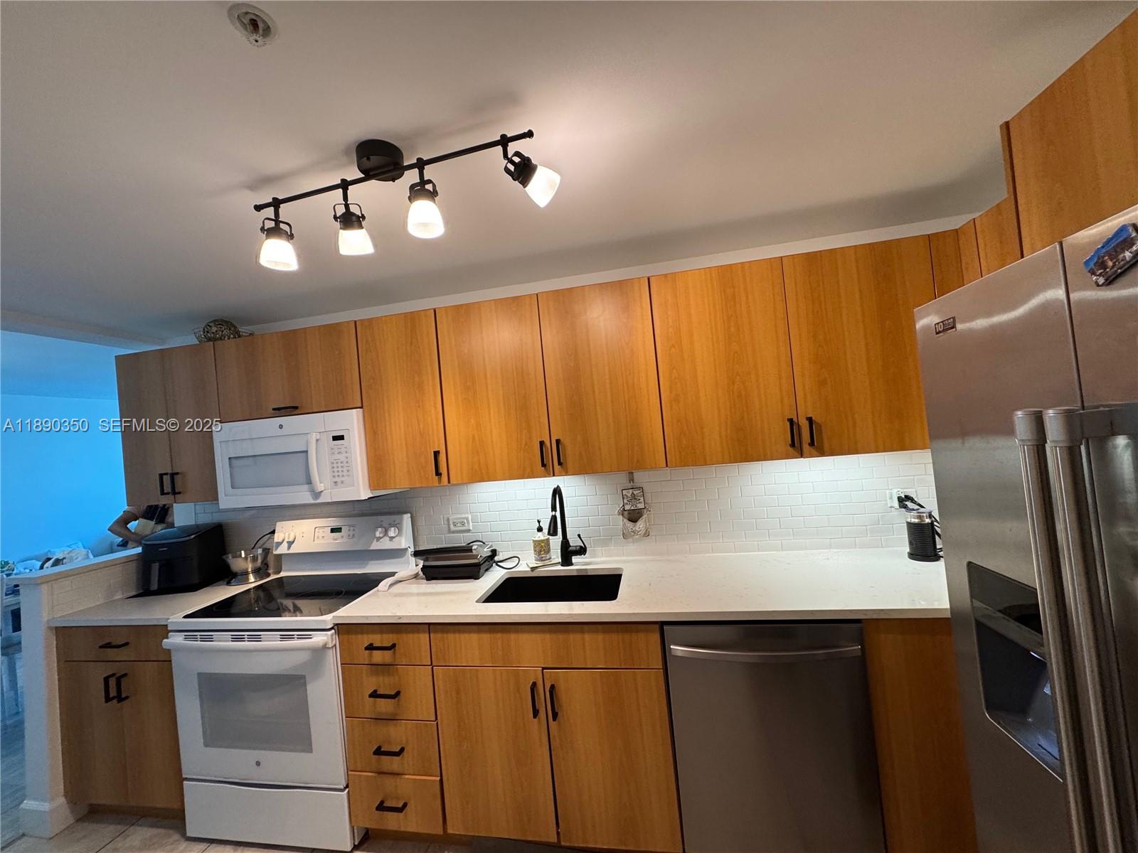 7501 E Treasure Dr # 7L