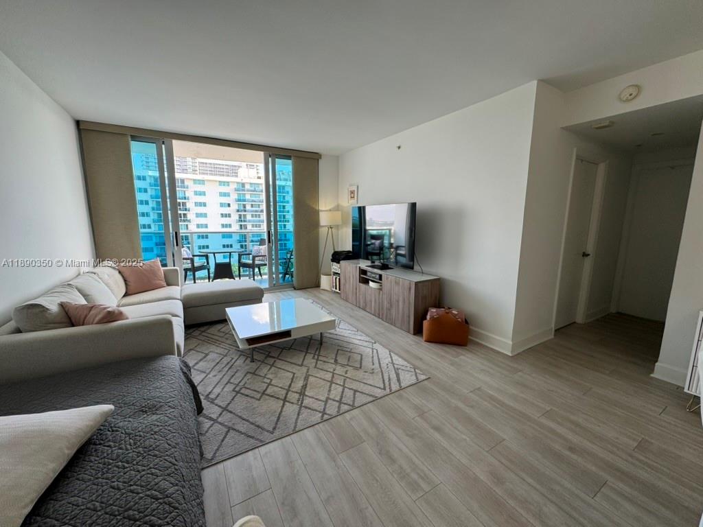 7501 E Treasure Dr # 7L