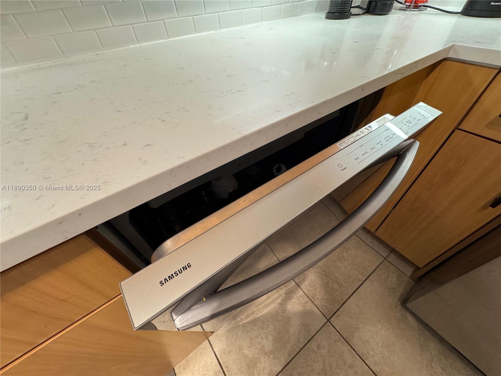 7501 E Treasure Dr # 7L