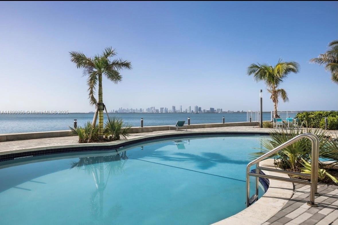 7501 E Treasure Dr # 7L