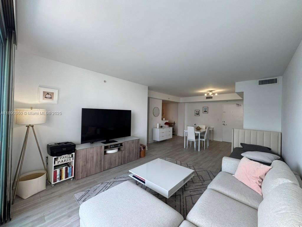 7501 E Treasure Dr # 7L