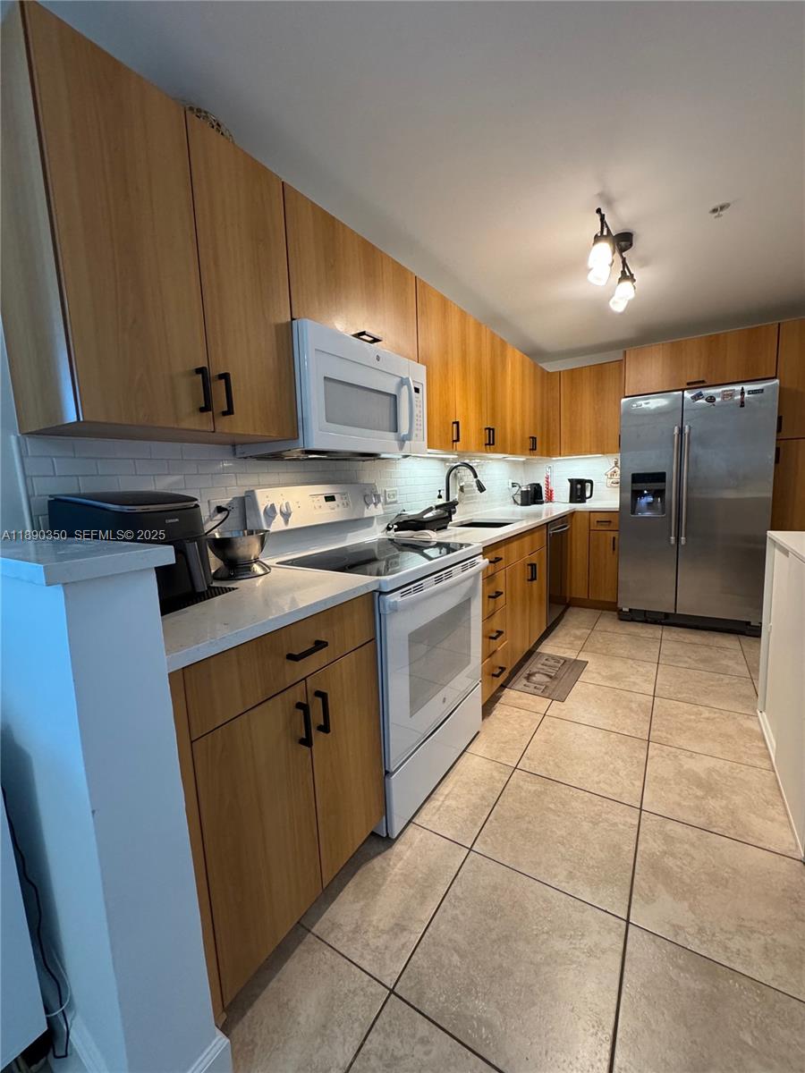 7501 E Treasure Dr # 7L