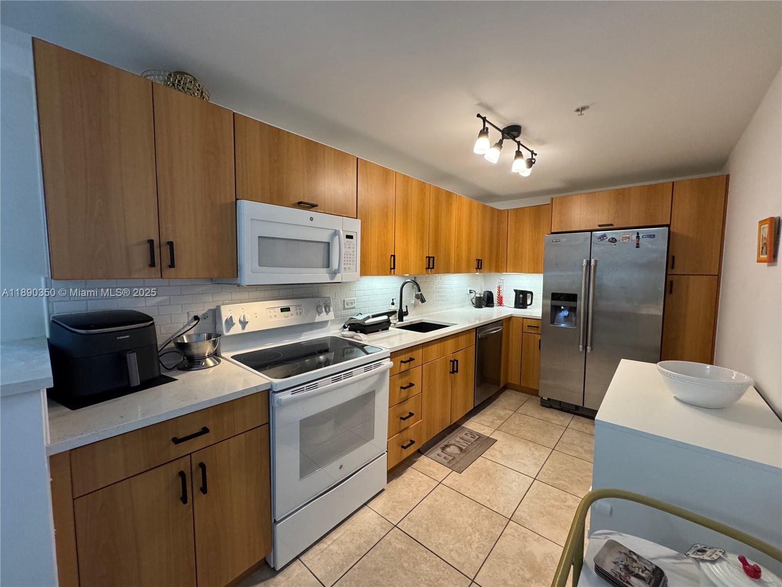 7501 E Treasure Dr # 7L