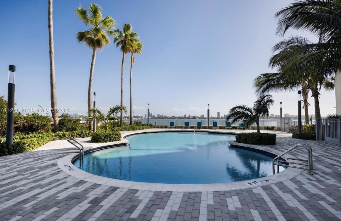 7501 E Treasure Dr # 7L