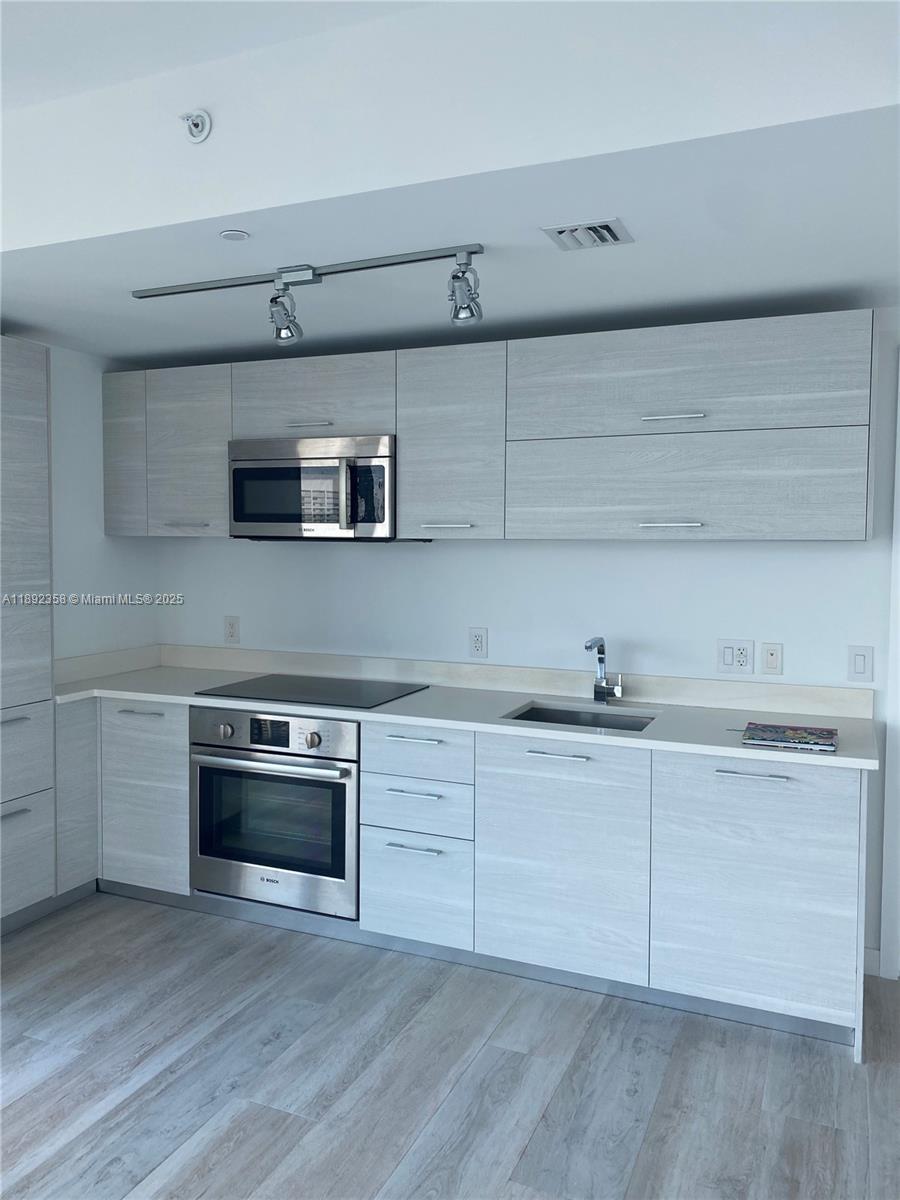 650 NE 32nd St # 3108