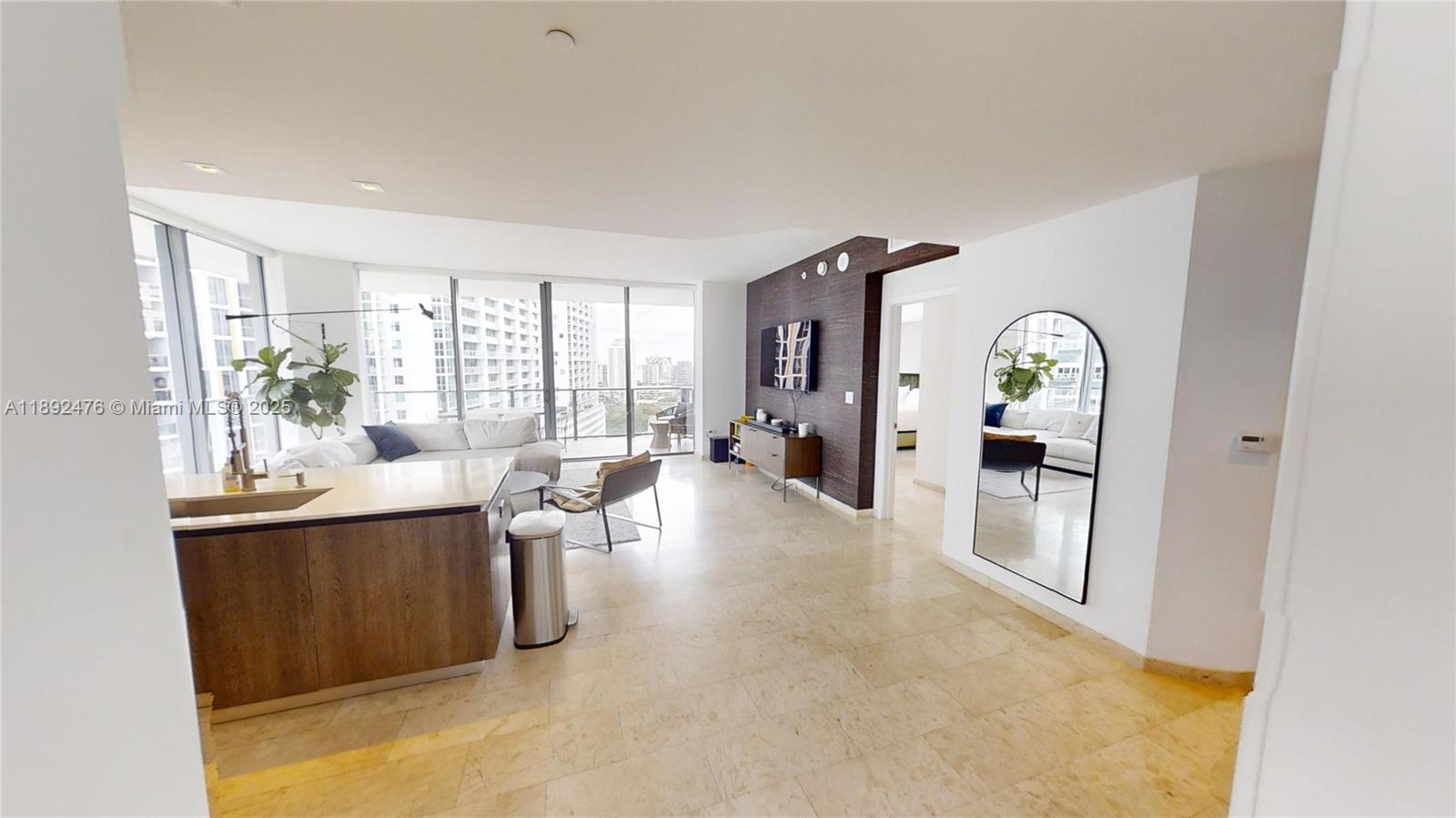 68 SE 6 ST # 1111, Miami Unit: 1111