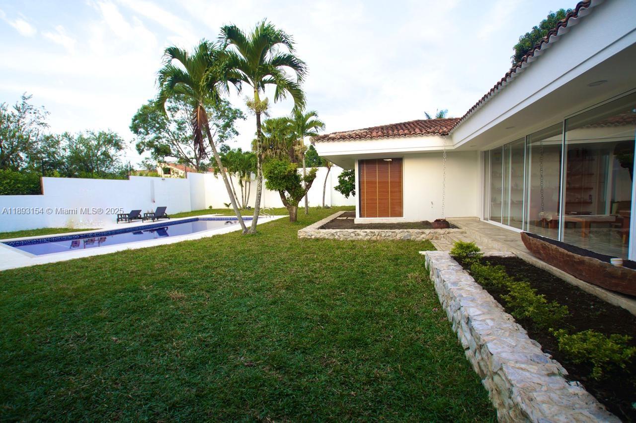 Cra 107 # 15-20 - Esquina Ciudad Jardin