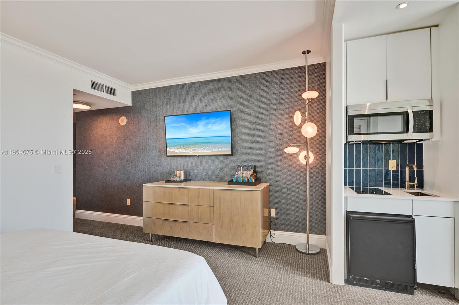 4401 Collins Ave # 1408