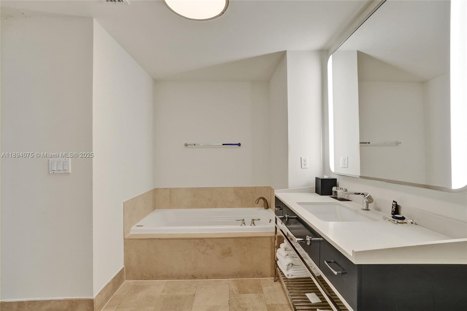 4401 Collins Ave # 1408