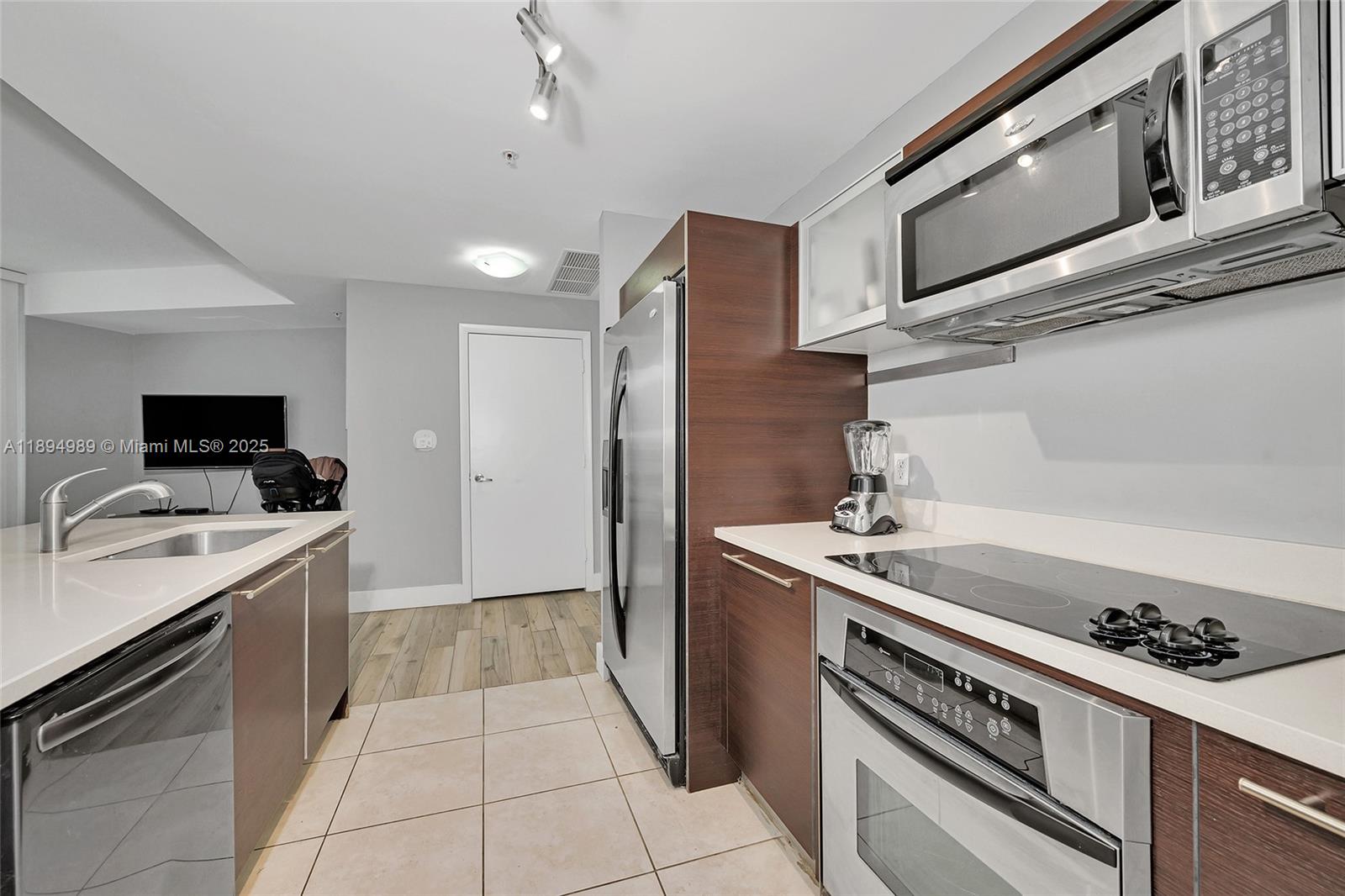 1900 N Bayshore Dr # 4019