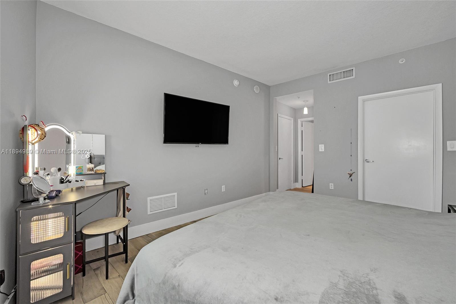1900 N Bayshore Dr # 4019