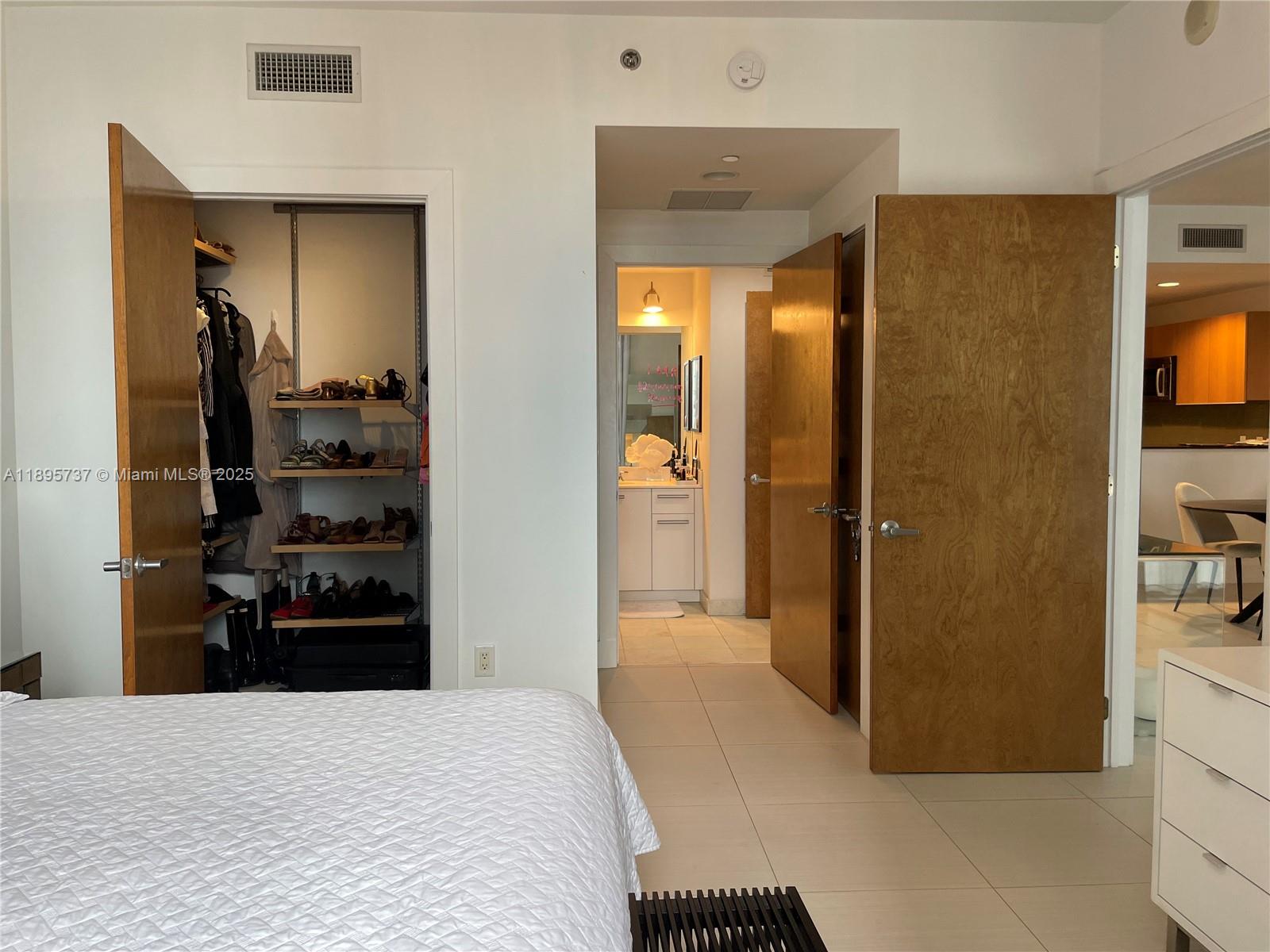 1060 Brickell Ave # 2413